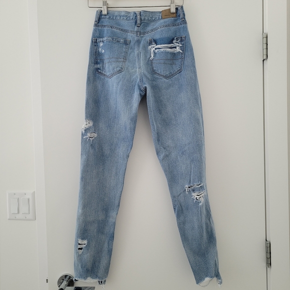 American Eagle - Distressed / Ripped Straight Legged Jeans - Picture 4 of 6